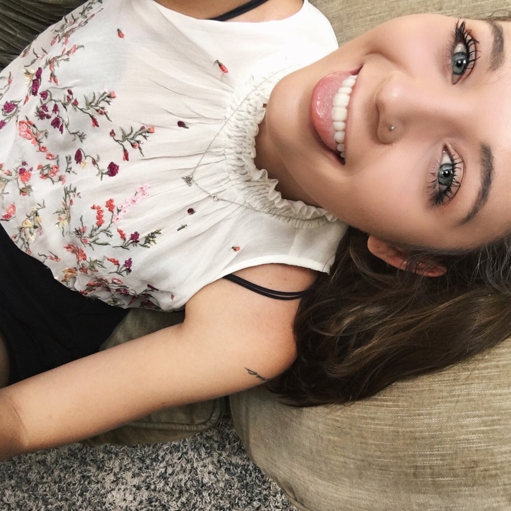 Anthro floral embroidered top 🌿